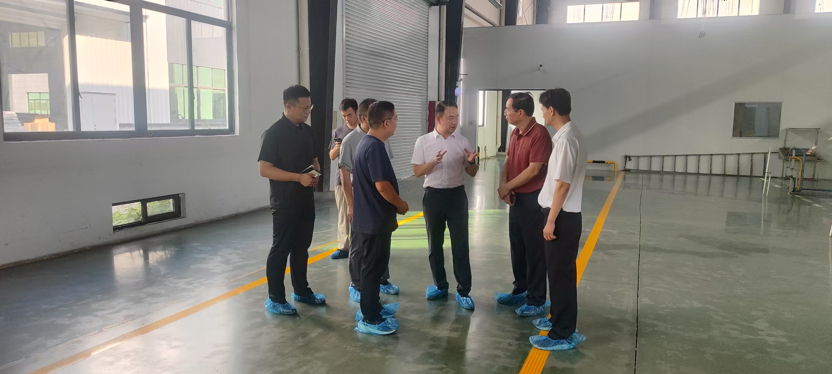 2025年8月22日下午縣委書記張傳宗一行蒞臨我司走訪調研